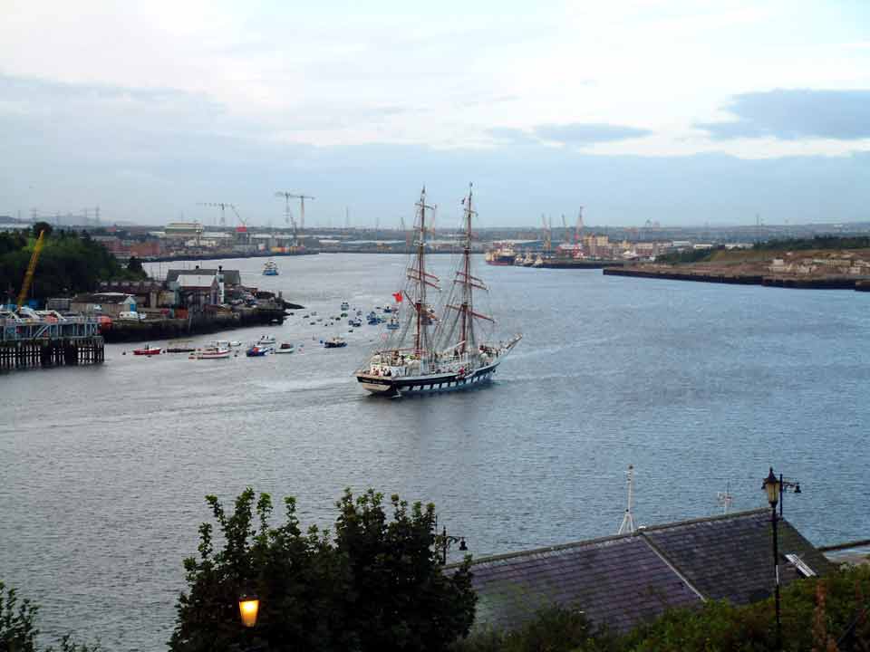 Prince William heading toward the Tyne Commission Quay North Shields. 13 Sep 2004 